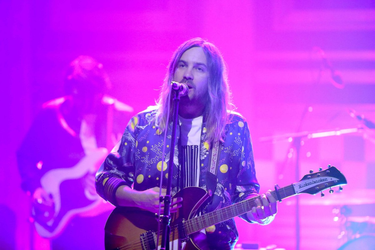 Penampilan Tame Impala saat memperkenalkan single terbarunya It Might be Time.